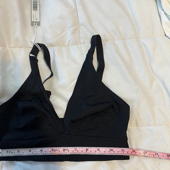 Everlane | The Invisible Bra - Picture 10 of 10